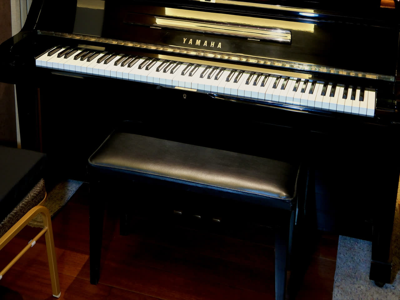 Tuts dan bangku piano tegak Yamaha milik studio.